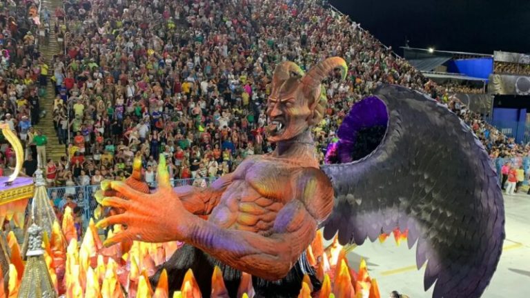 Carnaval tem carro alegórico em formato de demônio Igreja Plenitude